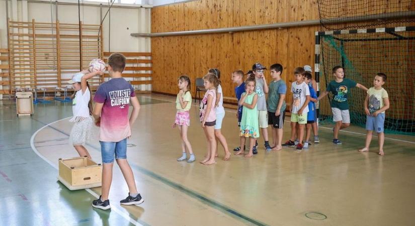 Nincs ki vigyázzon a gyerekre? A családokat segítő intézkedésről döntöttek Szekszárdon