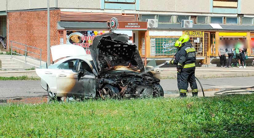 Kigyulladt egy gépkocsi Békéscsabán – a tűzoltók gyorsan megfékezték a lángokat