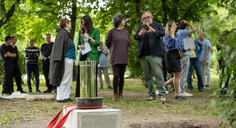 Jövőben élő embereknek üzentek a Városligetben