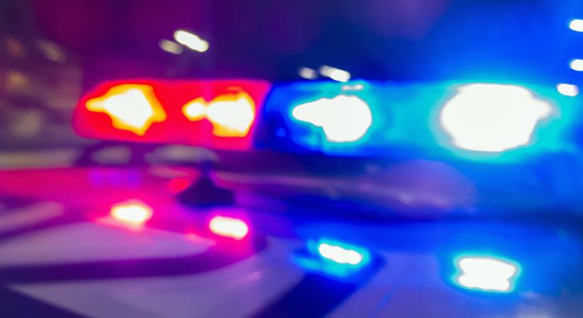 Szirénázó rendőrautó mentette meg a vérző sérültet