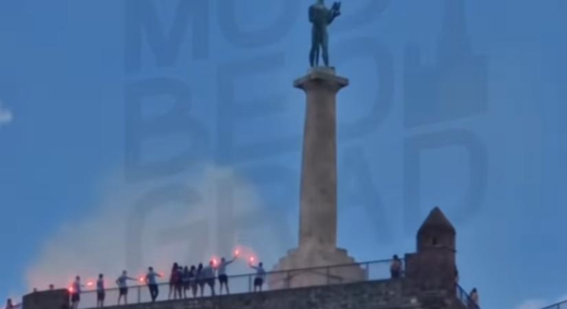 Az általános iskola végét ünnepelték, közben lángba borították a nándorfehérvári várat (Videó)