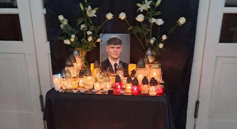 „Borzasztó, hogy itt a dolgozata, de nincs kinek megmutatni." Megrendülten nyilatkoztak a gimnáziumban a 18 évesen elhunyt Mátéról