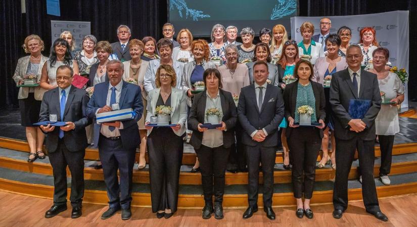 Kiváló pedagógusokat díjaztak Debrecenben – fotókkal