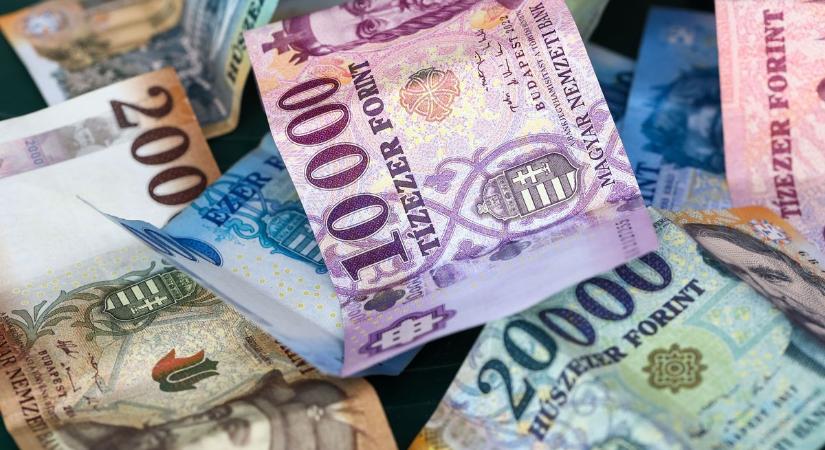 Feszülten várja az estét a forint