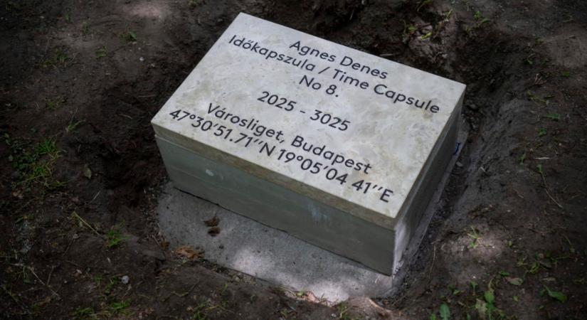 Időkapszulát helyeztek el pénteken a Városligetben
