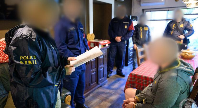 Mesés vagyont halmozott fel az örömlányokat futtató óbudai javítóintézet igazgatója: 12 millió forintnyi készpénzt és egy luxusautót foglaltak le otthonában