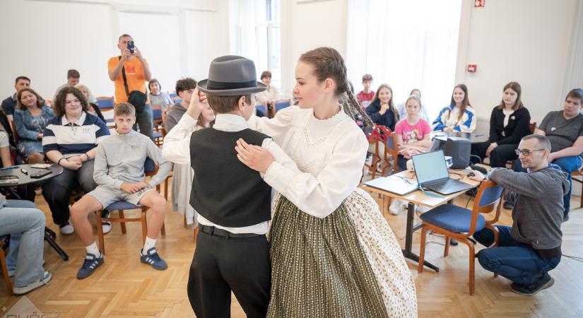 Anyanyelvi piknik a Bezerédj-kastélyban