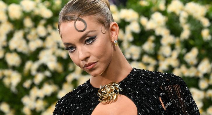 Kiakasztotta a netezőket Sydney Sweeney, aki bizarr módon elkezdte árulni a saját fürdővizét, nem is akármilyen formában