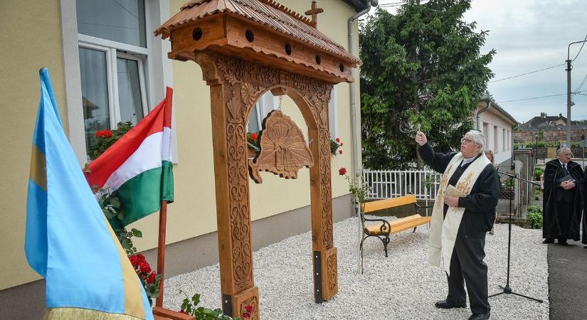 A nemzet összetartozásának örök üzenete a gyöngyöstarjáni emlékmű
