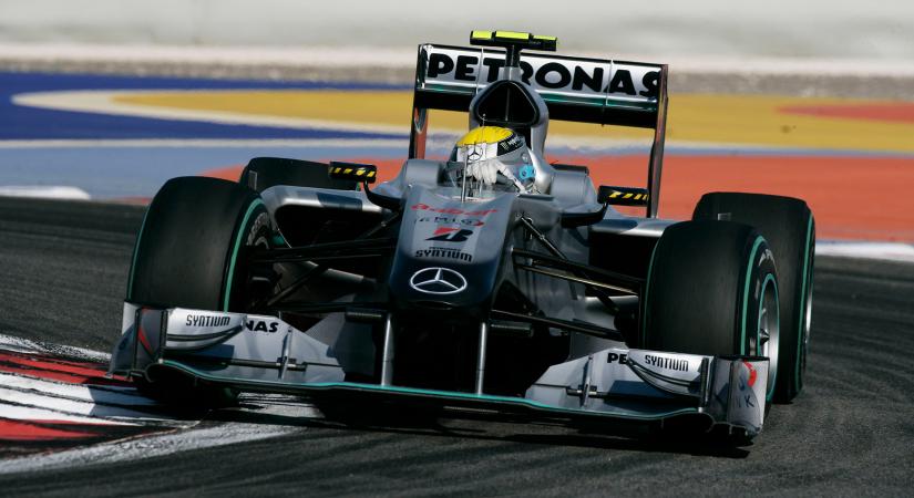 F1: Az ezüstnyilak története – A Mercedes W01-es versenyautója