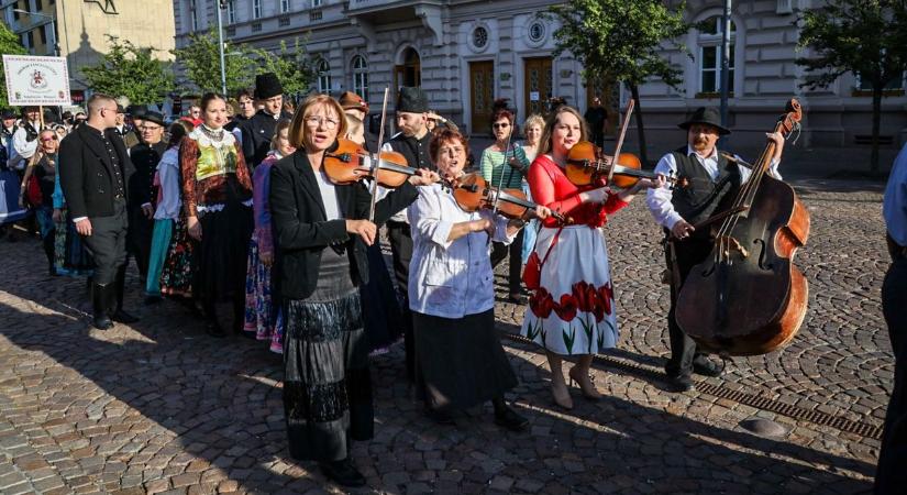 Táncosok lepték el Szolnokot, mutatjuk a felvonulás legjobb pillanatait! – videóval és galériával