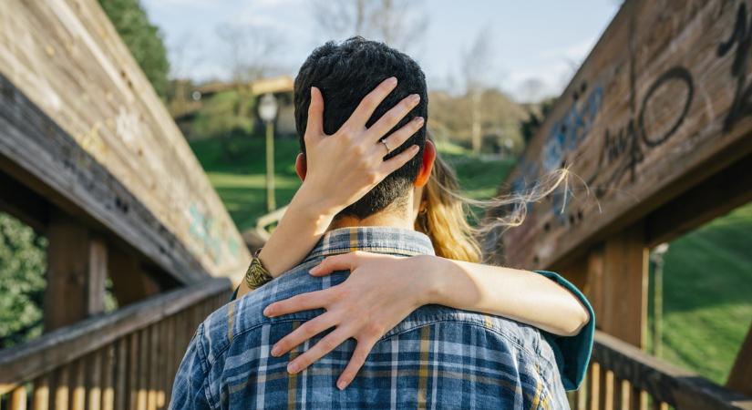 A csókolózással járványokhoz hasonlóan terjed a depresszió, ezek a veszélyei