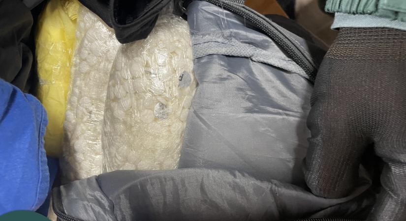 Partidrog- és kokaintabletták lapultak a hátizsákokban