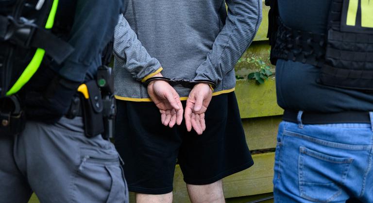 Papíron munkát vállaltak, valójában testükkel kerestek pénzt a javítóintézet-igazgató által futtatott lányok