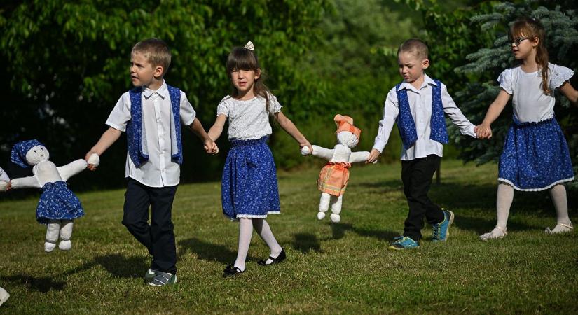 "A fa ugyanúgy gyökeredzik a földben, ahogy a gyermek a családban" – Születésfát avattak Ostoroson