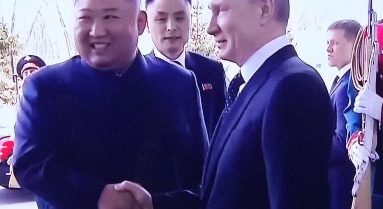 A nyugati hírszerző ügynökségek közölték, Putyin ajándékot adott át Kim Dzsongunnak a háborúban nyújtott segítségért