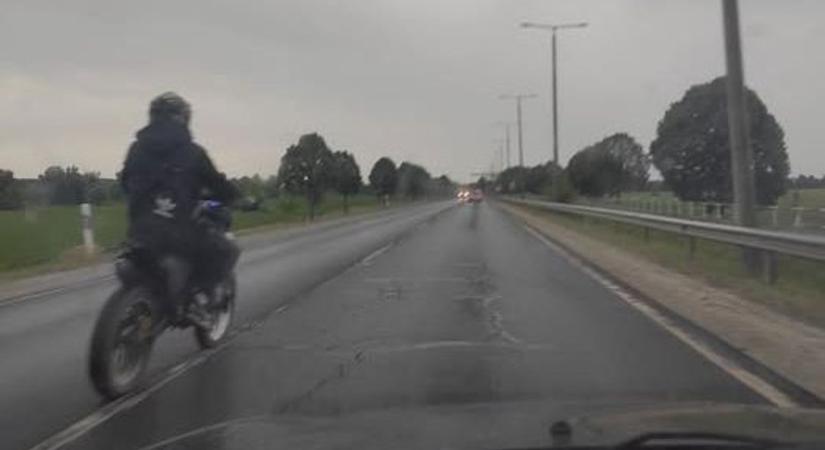 Ami nem megy, azt nem kell erőltetni? Debreceni motoros miatt estek egymásnak a kommentelők