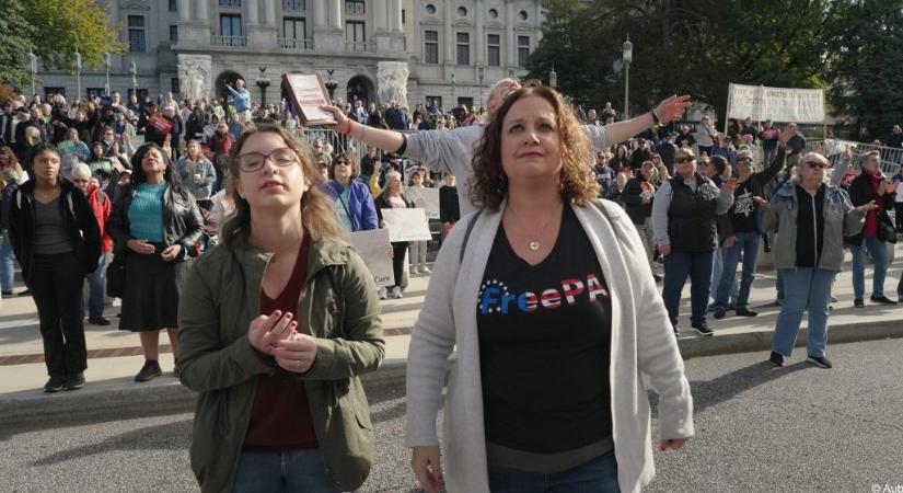 A gépkarabéllyal semmi gond, csak a könyvektől kell megóvni a gyerekeket!