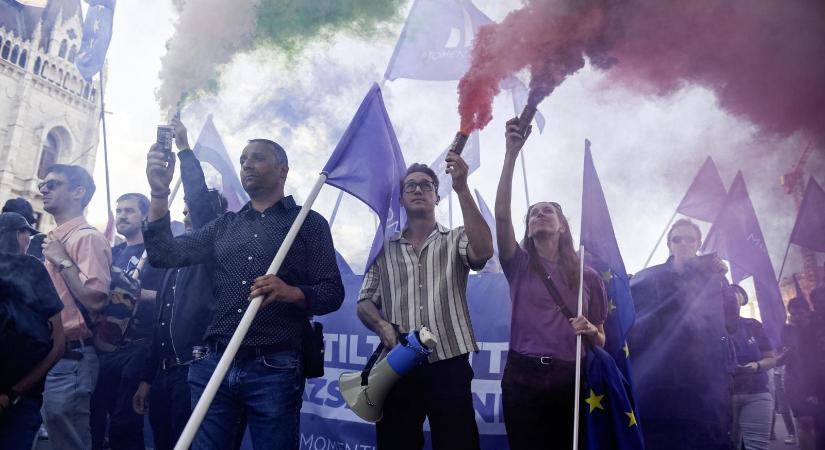 A Momentum szerint rájuk szállt a hatalom, politikusaikat eltávolítják, a rendőrök vegzálják őket