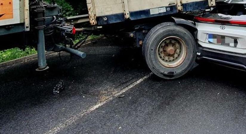 Defektet kapott a kamion, az utánfutója letarolt három autót a dunántúli főúton