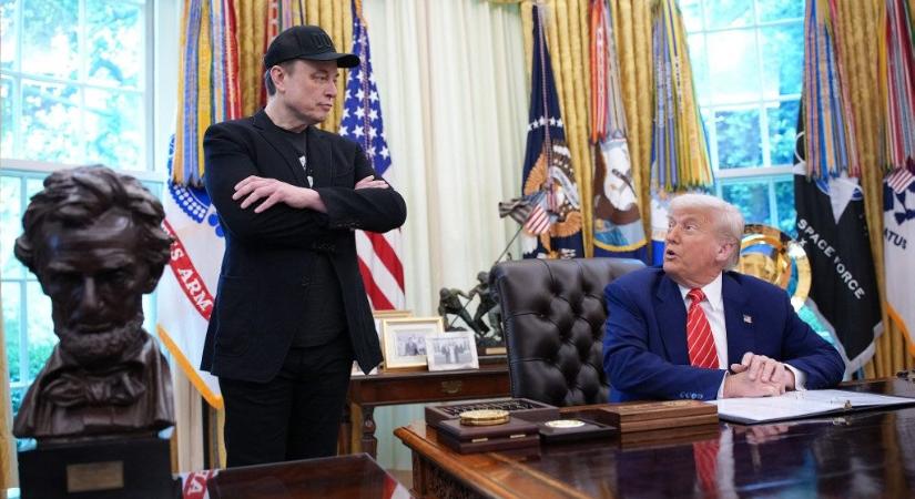 Elon Musk monoklival jelent meg búcsúzóul a Fehér Házban
