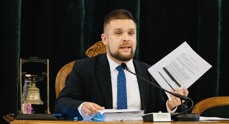 Nyilvánosságra hozta a győri polgármester a titkos Audi-szerződést