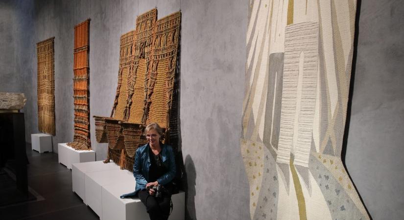A Kossuth-díjas iparművész alkotásai jelentek meg a Koronázó Bazilika kövei között (galéria)