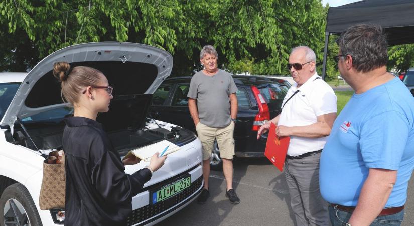 Több tucat elektromos autó lepte el a Pláza parkolóját, először történt ilyesmi a városban – galériával, videóval