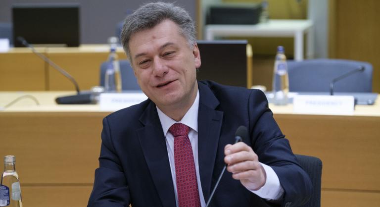 Drogkereskedőtől fogadott el ajándékot, ezért távozik a cseh igazságügyi miniszter