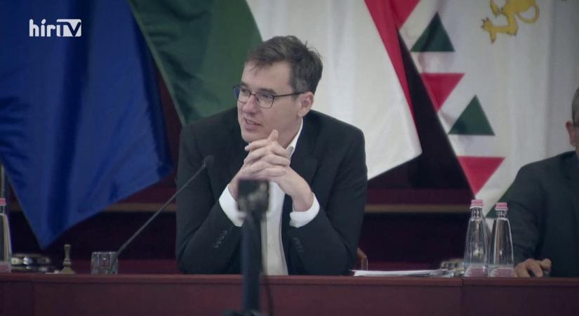 Célpont – Csődközeli állapot és napszemüvegben alvó tiszás képviselő a Fővárosi Közgyűlésen  videó