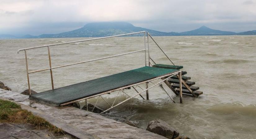 Erős széllel csapott le a hidegfront, a Balaton is kiöntött
