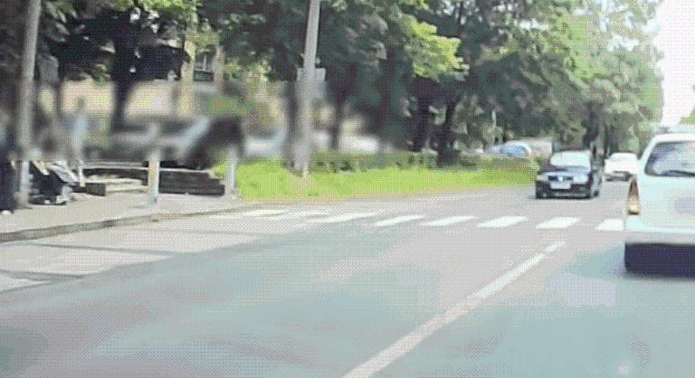 Brutális tempóban száguldott át a felelőtlen rolleres a zebrán, baleset lett a vége