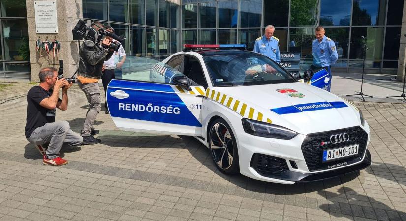 Videón az Audi RS5, felmatricázták a zsaruk a díler kocsiját