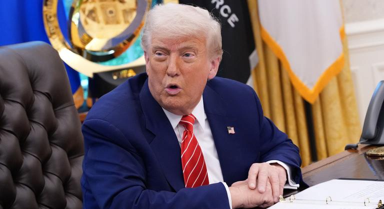 Donald Trump kíméletlen házassági tanácsot adott Emmanuel Macronnak a pofon után