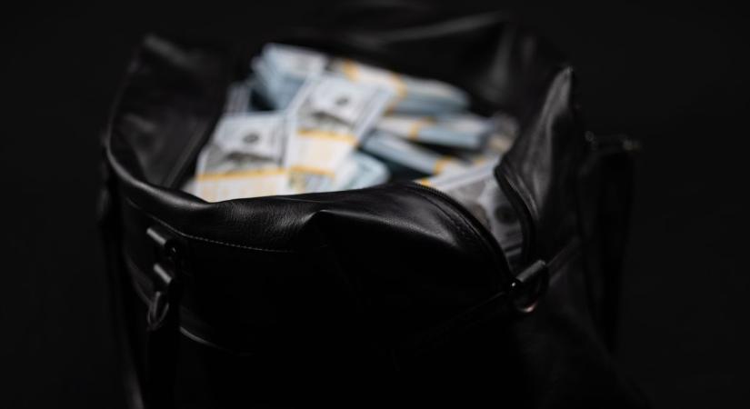 Két cipősdobozban vitte be a 65 milliós bírságot a NAV-hoz – szó szerint készpénzben rendezte a számlát