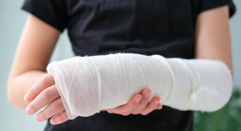 Így bántak a sürgősségire került kisfiúval a Hatvani kórházban