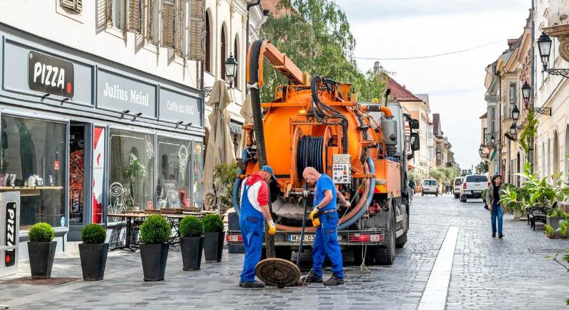 Csatornafelújítási munkák Győrben, a Király utcában