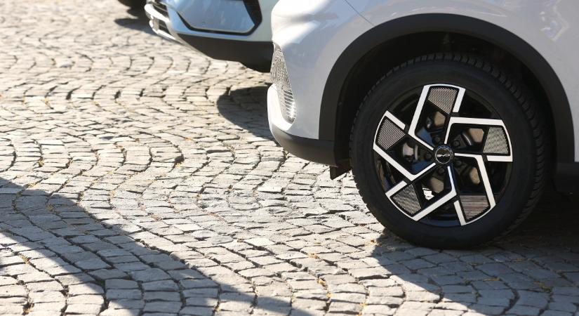 Már nem sokáig parkolhatnak bárhol díjmentesen az elektromos autók Debrecenben