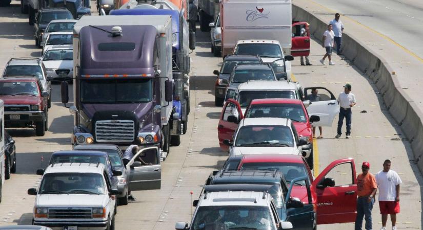 Egész éjszaka a forgalmi dugóban ragadtak, 8 óra után indult meg a kocsisor