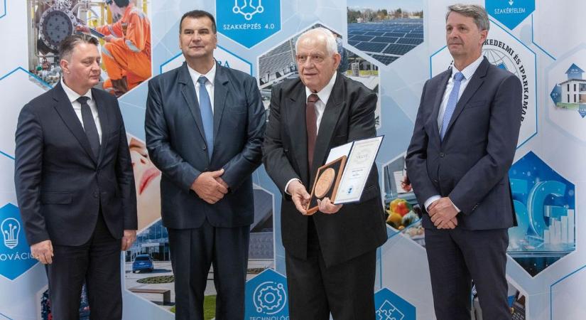 Kamarai Életmű Díjat kapott a pápoci születésű Figder Dezső
