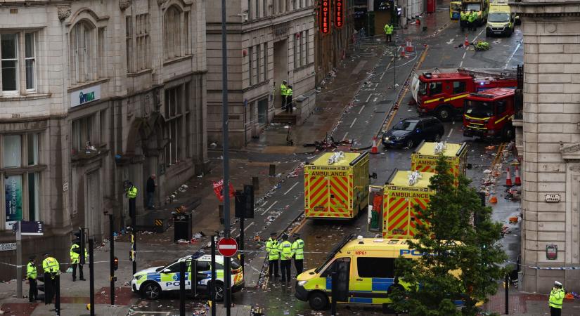 Fegyverként használta járművét a Liverpool bajnoki parádéján tömegbe hajtó autós – még nem tudni, miért tette
