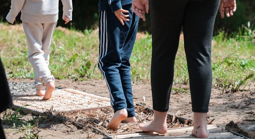 Mezítlábas csodaösvénnyel várják a gyerekeket Kakasdon
