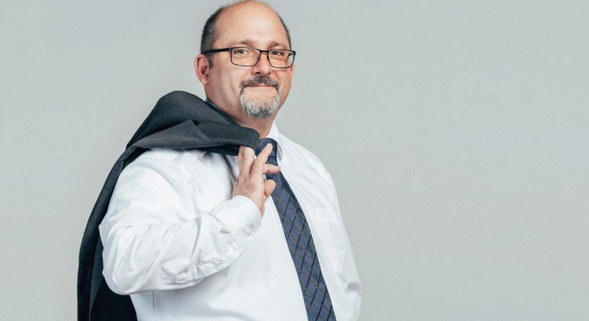 Mégis bajba kerülhet a közismert énekes, tovább görgetik a parkolási ügyét