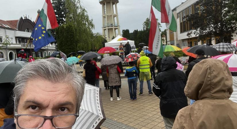 Schadl György aranyórában viccelődött