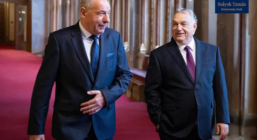 „Egy jó kapitány mindig képes megtalálni a megfelelő irányt, ha ismeri a célt” - Sulyok Tamás felköszöntötte Orbán Viktort