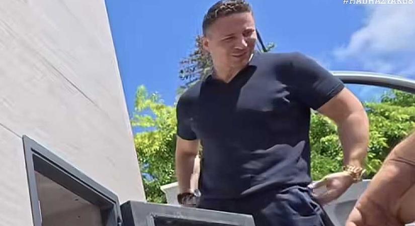 Bilincs helyett aranyórával a kezén viccelődik a balatoni luxusnyaralójában a korrupt végrehajtói kar vezetője, Schadl György – Videó