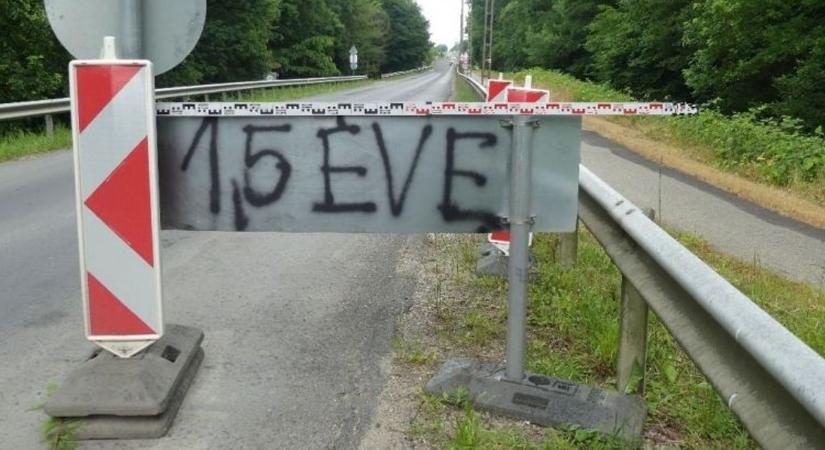 Festékszóróval ment neki a terelőtábláknak, hogy hangot adjon véleményének a férfi a zalai városban