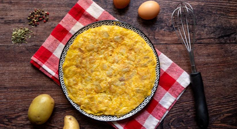 40 másodperc alatt kész van a spanyol omlett, és sokkal jobb, mint a rántotta – Recepttel!