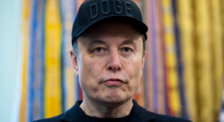 Durva drogok hatása alatt dolgozhatott Elon Musk, monoklival az arcán búcsúzott Donald Trumptól