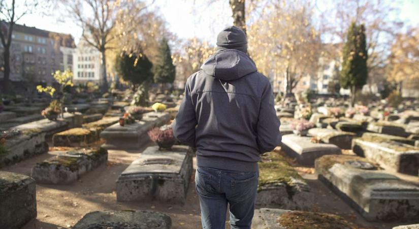 Zavarba ejtő jelenség a temető közepén – Rendépítők kérik a lakosság segítségét